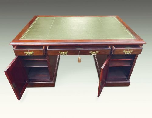 A SUPERB EDWARDIAN MAHOGANY PARTNERS DESK - ADDITIONAL PHOTO 4