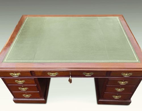 A SUPERB EDWARDIAN MAHOGANY PARTNERS DESK - ADDITIONAL PHOTO 5