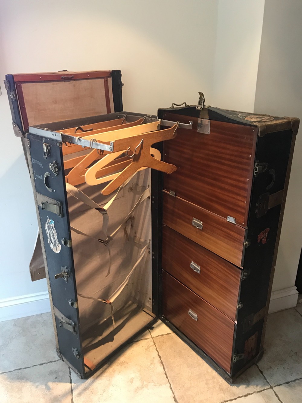 A Luxury Leather bound Trunk owned by the Hollywood legend Oskar Homolka  View VII