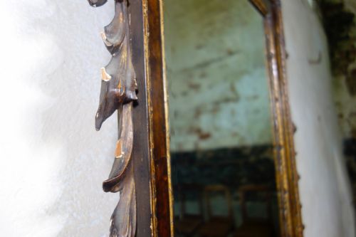 A LARGE GEORGE II STYLE MAHOGANY AND GILT SCROLL TOP WALL MIRROR - ADDITIONAL PHOTO 2