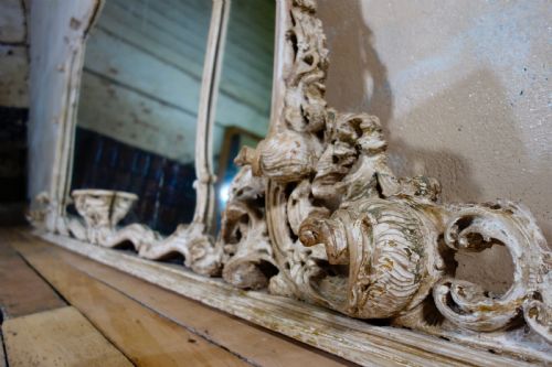 19TH CENTURY FRENCH PAINTED ROCOCO WALL MIRROR - ADDITIONAL PHOTO 10