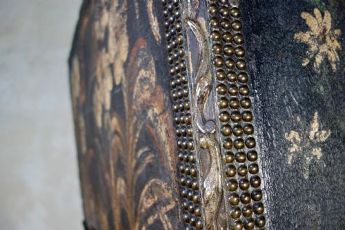 A 19TH CENTURY CONTINENTAL LEATHER UPHOLSTERED SETTLE BENCH - ADDITIONAL PHOTO 2