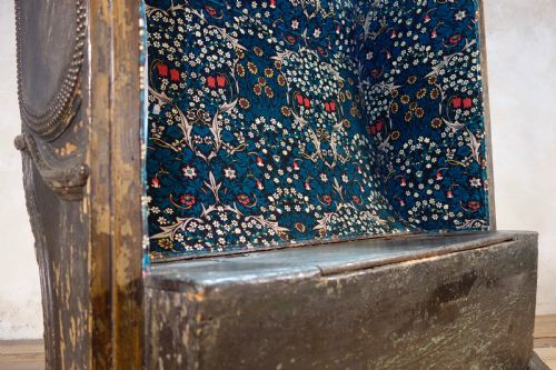 A 19TH CENTURY CONTINENTAL LEATHER UPHOLSTERED SETTLE BENCH - ADDITIONAL PHOTO 3
