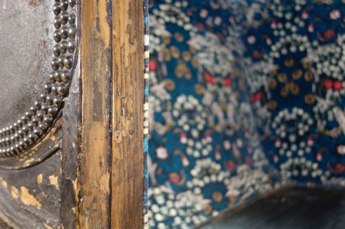 A 19TH CENTURY CONTINENTAL LEATHER UPHOLSTERED SETTLE BENCH - ADDITIONAL PHOTO 4