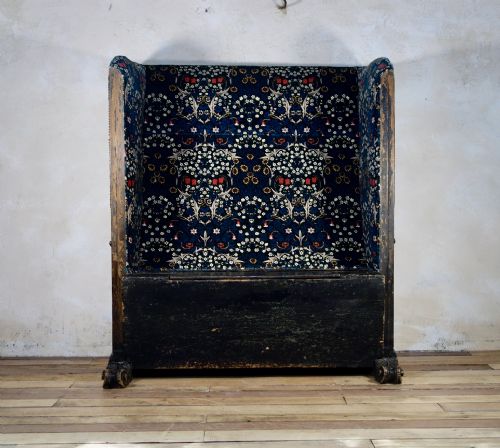 A 19TH CENTURY CONTINENTAL LEATHER UPHOLSTERED SETTLE BENCH - ADDITIONAL PHOTO 6