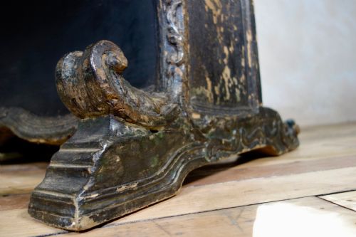 A 19TH CENTURY CONTINENTAL LEATHER UPHOLSTERED SETTLE BENCH - ADDITIONAL PHOTO 7