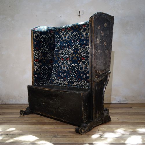A 19TH CENTURY CONTINENTAL LEATHER UPHOLSTERED SETTLE BENCH - ADDITIONAL PHOTO 8