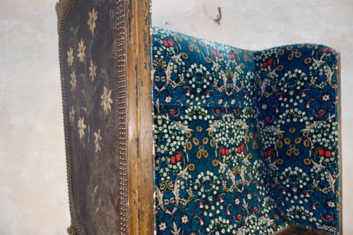 A 19TH CENTURY CONTINENTAL LEATHER UPHOLSTERED SETTLE BENCH - ADDITIONAL PHOTO 12