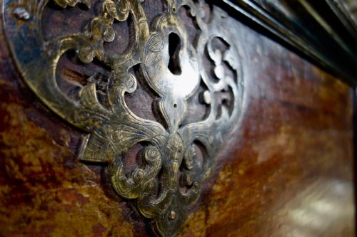A LARGE 19TH CENTURY INDO DUTCH CHEST TRUNK - ADDITIONAL PHOTO 1