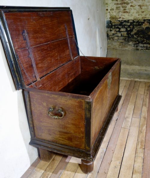 A LARGE 19TH CENTURY INDO DUTCH CHEST TRUNK - ADDITIONAL PHOTO 2