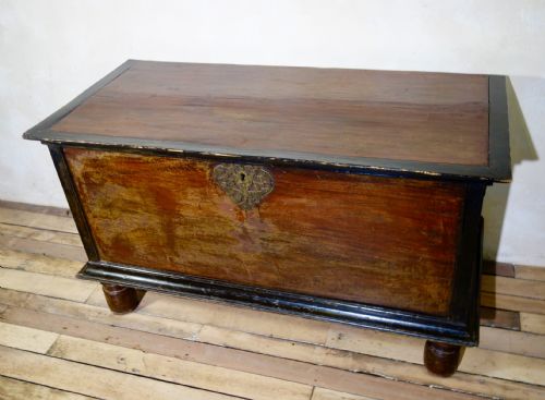 A LARGE 19TH CENTURY INDO DUTCH CHEST TRUNK - ADDITIONAL PHOTO 3