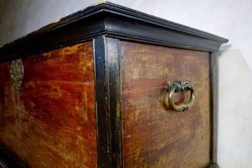 A LARGE 19TH CENTURY INDO DUTCH CHEST TRUNK - ADDITIONAL PHOTO 4