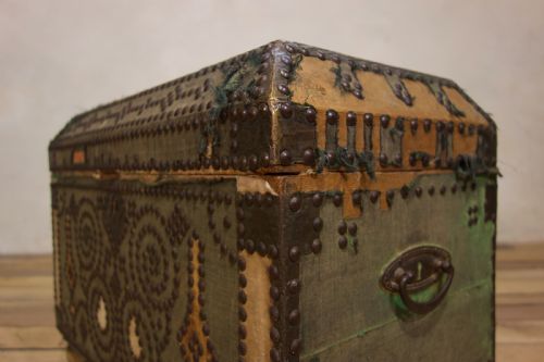 SMALL 19TH CENTURY FRENCH STUDDED CHEST TRUNK - ADDITIONAL PHOTO 9