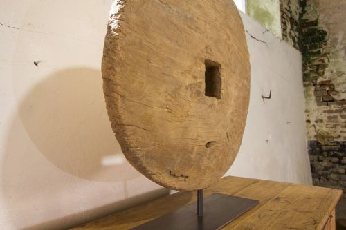 A DECORATIVE 18TH CENTURY OX WHEEL MOUNTED ON STAND - ADDITIONAL PHOTO 9