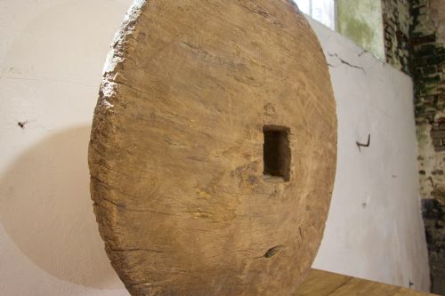 A DECORATIVE 18TH CENTURY OX WHEEL MOUNTED ON STAND - ADDITIONAL PHOTO 1