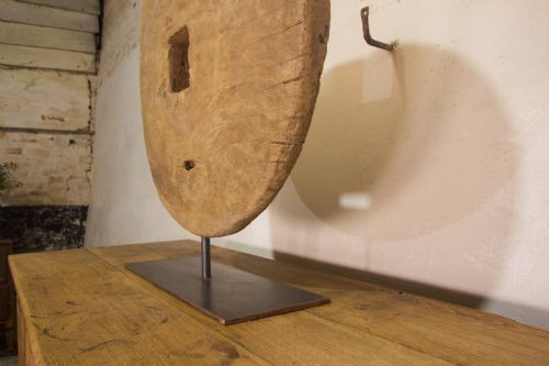 A DECORATIVE 18TH CENTURY OX WHEEL MOUNTED ON STAND - ADDITIONAL PHOTO 2