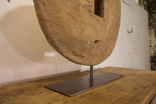 A DECORATIVE 18TH CENTURY OX WHEEL MOUNTED ON STAND - ADDITIONAL PHOTO 3