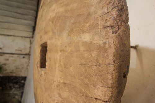 A DECORATIVE 18TH CENTURY OX WHEEL MOUNTED ON STAND - ADDITIONAL PHOTO 5