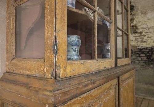 18TH CENTURY DUTCH DRY SCRAPED GLAZED VITRINE CABINET - ADDITIONAL PHOTO 2