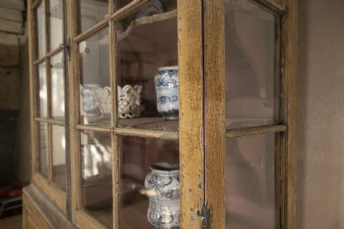 18TH CENTURY DUTCH DRY SCRAPED GLAZED VITRINE CABINET - ADDITIONAL PHOTO 3