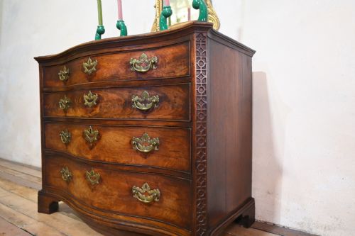 A GEORGE III SERPENTINE MAHOGANY CHIPPENDALE COMMODE CHEST OF DRAWERS - ADDITIONAL PHOTO 2