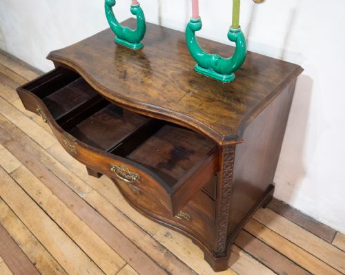 A GEORGE III SERPENTINE MAHOGANY CHIPPENDALE COMMODE CHEST OF DRAWERS - ADDITIONAL PHOTO 4