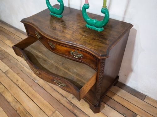 A GEORGE III SERPENTINE MAHOGANY CHIPPENDALE COMMODE CHEST OF DRAWERS - ADDITIONAL PHOTO 6