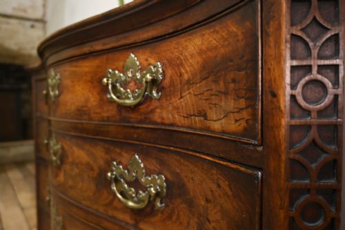 A GEORGE III SERPENTINE MAHOGANY CHIPPENDALE COMMODE CHEST OF DRAWERS - ADDITIONAL PHOTO 7