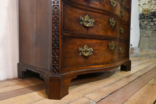 A GEORGE III SERPENTINE MAHOGANY CHIPPENDALE COMMODE CHEST OF DRAWERS - ADDITIONAL PHOTO 8