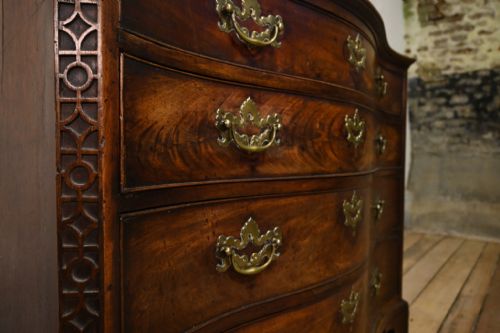 A GEORGE III SERPENTINE MAHOGANY CHIPPENDALE COMMODE CHEST OF DRAWERS - ADDITIONAL PHOTO 12