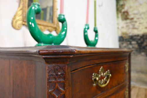 A GEORGE III SERPENTINE MAHOGANY CHIPPENDALE COMMODE CHEST OF DRAWERS - ADDITIONAL PHOTO 14