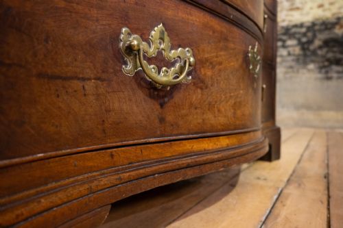 A GEORGE III SERPENTINE MAHOGANY CHIPPENDALE COMMODE CHEST OF DRAWERS - ADDITIONAL PHOTO 15