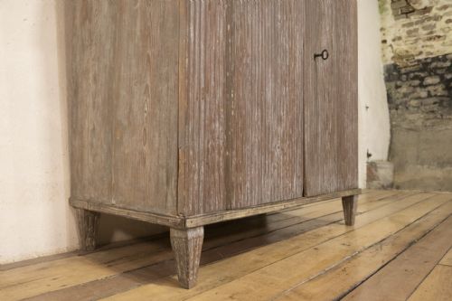 A LATE 18TH CENTURY SWEDISH DRY SCRAPED PAINTED CABINET REEDED DOOR BUFFET SIDE BOARD CUPBOARD - ADDITIONAL PHOTO 1