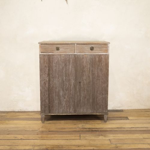A LATE 18TH CENTURY SWEDISH DRY SCRAPED PAINTED CABINET REEDED DOOR BUFFET SIDE BOARD CUPBOARD - ADDITIONAL PHOTO 2
