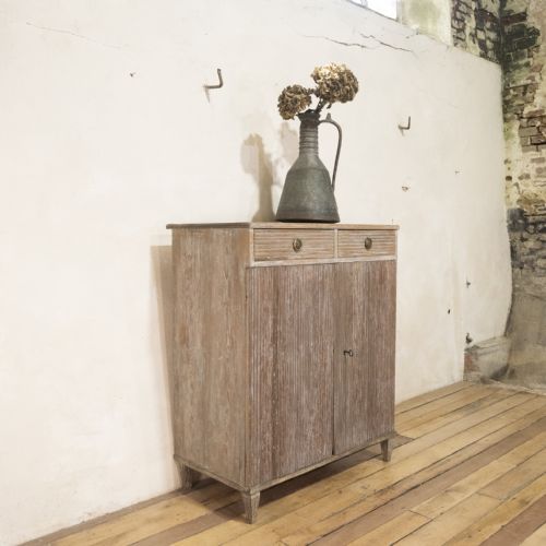 A LATE 18TH CENTURY SWEDISH DRY SCRAPED PAINTED CABINET REEDED DOOR BUFFET SIDE BOARD CUPBOARD - ADDITIONAL PHOTO 3