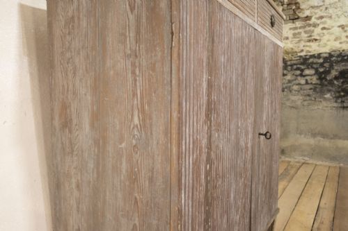 A LATE 18TH CENTURY SWEDISH DRY SCRAPED PAINTED CABINET REEDED DOOR BUFFET SIDE BOARD CUPBOARD - ADDITIONAL PHOTO 4