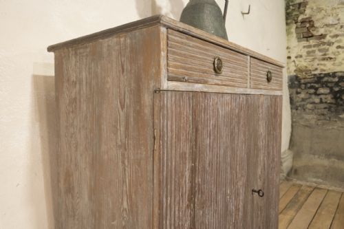 A LATE 18TH CENTURY SWEDISH DRY SCRAPED PAINTED CABINET REEDED DOOR BUFFET SIDE BOARD CUPBOARD - ADDITIONAL PHOTO 5