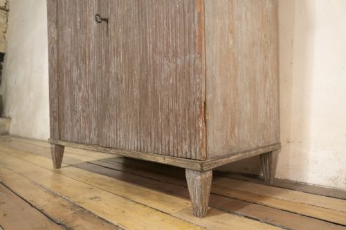 A LATE 18TH CENTURY SWEDISH DRY SCRAPED PAINTED CABINET REEDED DOOR BUFFET SIDE BOARD CUPBOARD - ADDITIONAL PHOTO 6