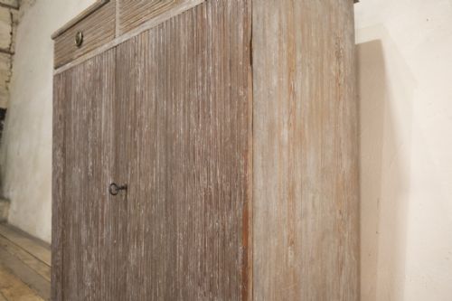 A LATE 18TH CENTURY SWEDISH DRY SCRAPED PAINTED CABINET REEDED DOOR BUFFET SIDE BOARD CUPBOARD - ADDITIONAL PHOTO 7