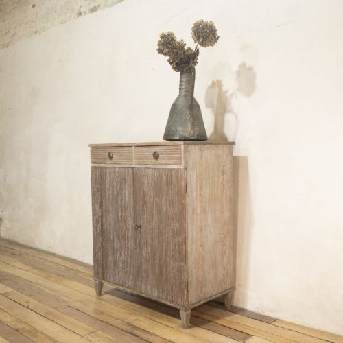 A LATE 18TH CENTURY SWEDISH DRY SCRAPED PAINTED CABINET REEDED DOOR BUFFET SIDE BOARD CUPBOARD - ADDITIONAL PHOTO 8