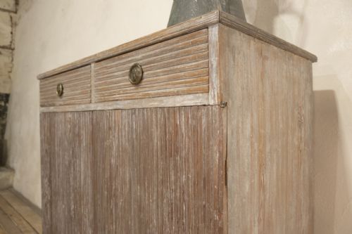 A LATE 18TH CENTURY SWEDISH DRY SCRAPED PAINTED CABINET REEDED DOOR BUFFET SIDE BOARD CUPBOARD - ADDITIONAL PHOTO 9