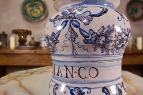 AN ITALIAN 18TH CENTURY MAIOLICA CERAMIC ALBARELLO SAVONA - ADDITIONAL PHOTO 4