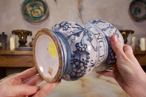 AN ITALIAN 18TH CENTURY MAIOLICA CERAMIC ALBARELLO SAVONA - ADDITIONAL PHOTO 5