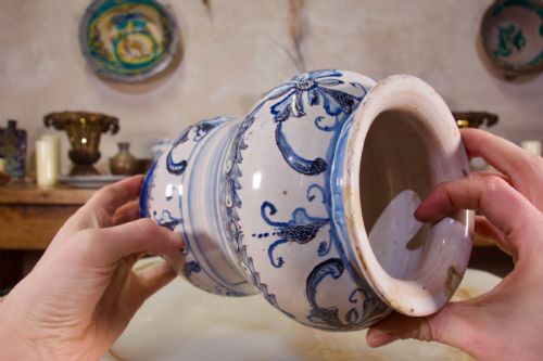 AN ITALIAN 18TH CENTURY MAIOLICA CERAMIC ALBARELLO SAVONA - ADDITIONAL PHOTO 6