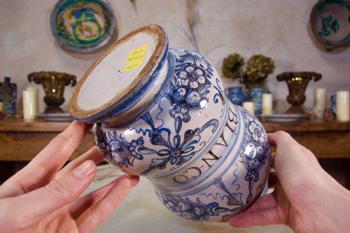 AN ITALIAN 18TH CENTURY MAIOLICA CERAMIC ALBARELLO SAVONA - ADDITIONAL PHOTO 7