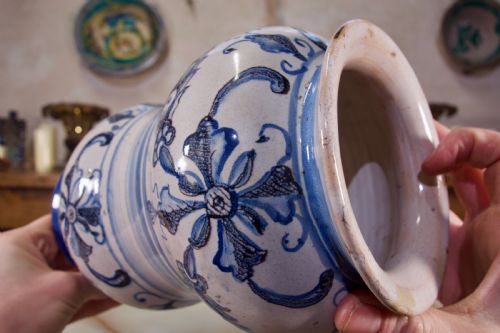 AN ITALIAN 18TH CENTURY MAIOLICA CERAMIC ALBARELLO SAVONA - ADDITIONAL PHOTO 8