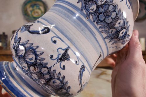 AN ITALIAN 18TH CENTURY MAIOLICA CERAMIC ALBARELLO SAVONA - ADDITIONAL PHOTO 9