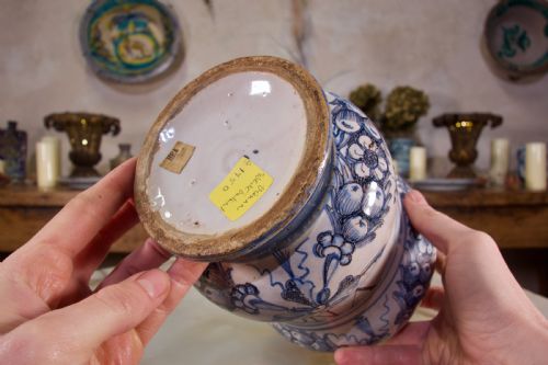AN ITALIAN 18TH CENTURY MAIOLICA CERAMIC ALBARELLO SAVONA - ADDITIONAL PHOTO 10