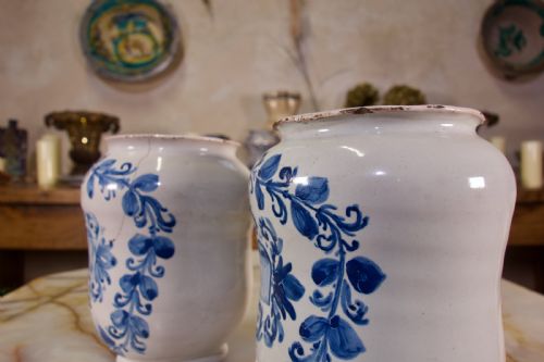 A PAIR OF 18TH CENTURY ITALIAN MAIOLICA ALBARELLI CERAMIC VASE - ADDITIONAL PHOTO 3