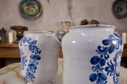 A PAIR OF 18TH CENTURY ITALIAN MAIOLICA ALBARELLI CERAMIC VASE - ADDITIONAL PHOTO 4